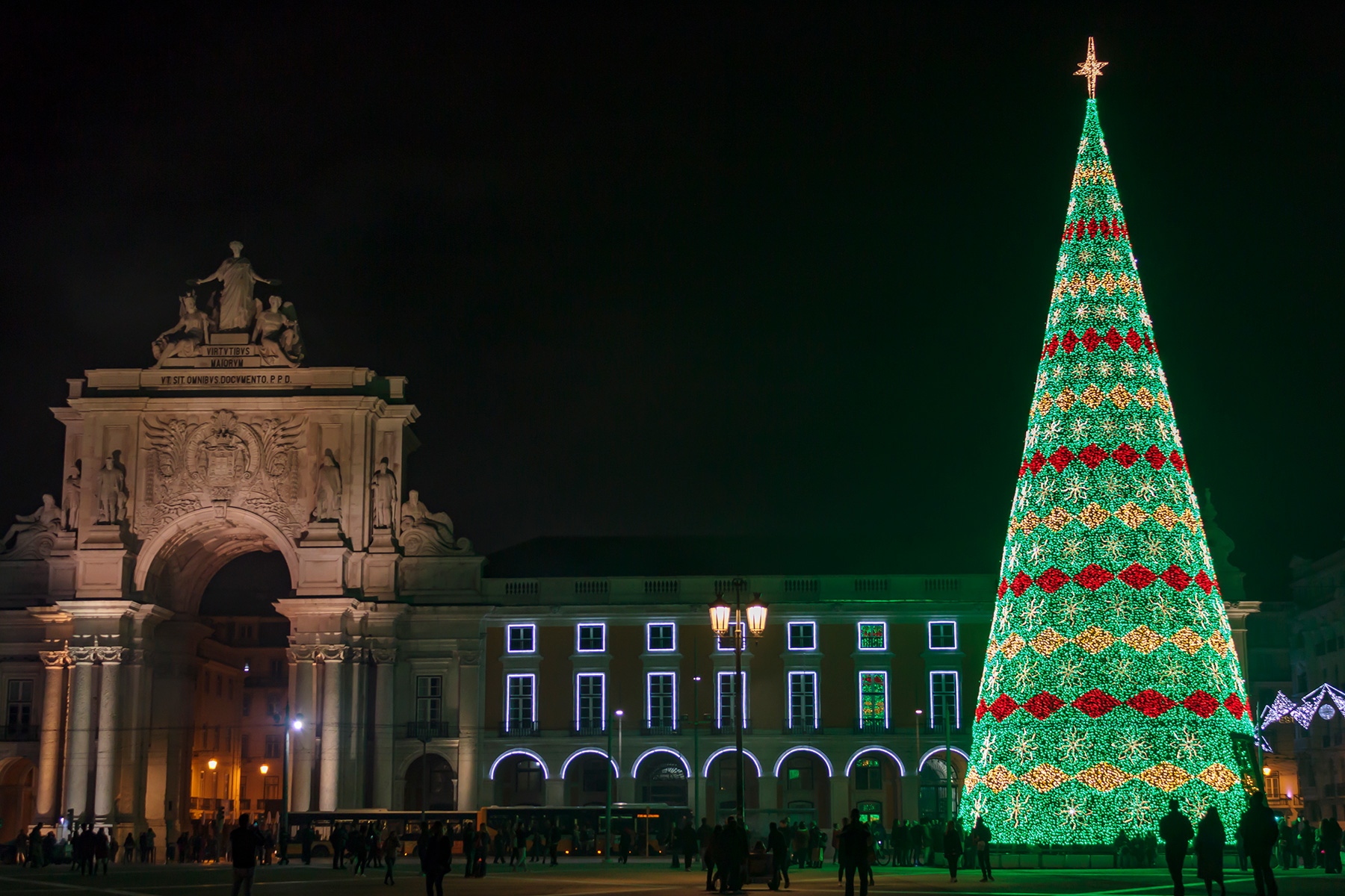 Decoração de Natal com luzes festivas no centro de Lisboa