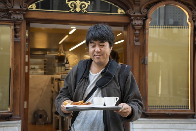Homem no café em Lisboa