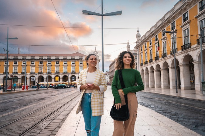 2 pessoas a passear em Lisboa